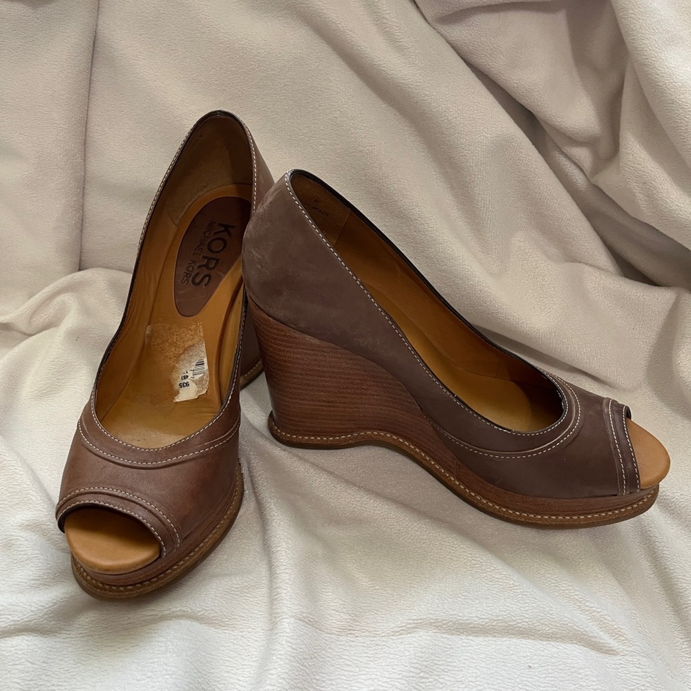 MICHEAL KORS DOWNING WEDGE Peeptoe